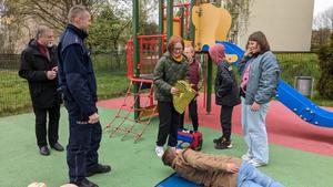 Policjant oceniający sposób udzielenia pierwszej pomocy przez uczniów