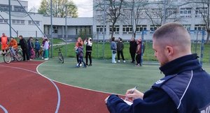 Policjant oceniający uczniów