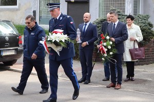 I Zastępca Komendanta Miejskiego Policji w Bytomiu podinsp. Michał Sokołowski, kapelan ksiądz Joachim Gondro w towarzystwie Prezydenta Bytomia i ojca Marka Sienickiego idący złożyć kwiaty