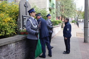 I Zastępca Komendanta Miejskiego Policji w Bytomiu składający kwiaty przy tablicy pamiątkowej