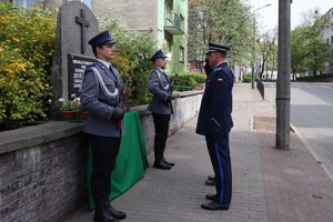 I Zastępca Komendanta Miejskiego Policji w Bytomiu oraz kapelan oddający honor przed tablicą pamiątkową