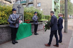 Prezydent Bytomia składający kwiaty przy tablicy pamiątkowej