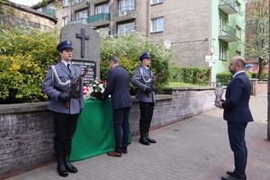 Prezydent Bytomia składający kwiaty przy tablicy pamiątkowej