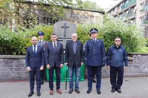 I Zastępca Komendanta Miejskiego Policji w Bytomiu,  kapelan, Prezydent Bytomia oraz ojciec Marka Sienickiego przy tablicy pamiątkowej