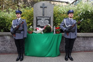 warta honorowa przy tablicy upamiętniającej śmierć st.sierż. Marka Sienickiego