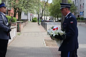 I Zastępca Komendanta Miejskiego Policji w Bytomiu idący złożyć kwiaty przy tablicy pamiątkowej