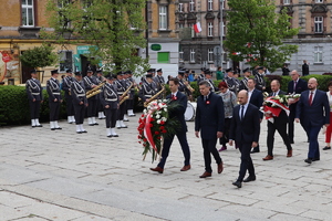 Prezydent Mariusz Wołosz, wiceprezydent Bieda oraz Przewodniczący Rady miejskiej składający kwiaty pod pomnikiem