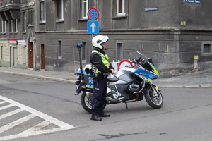 Policjant drogówki na motorze zabezpieczający uroczystości.