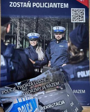 Plakat promujący służbę w Policji przedstawiający policjanta i policjantkę.