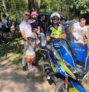 Policjant na motorze w obecności uczestników imprezy