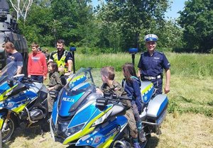 Policjanci prezentujący policyjne motory