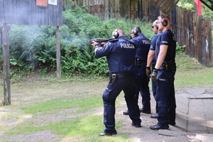 Policjanci strzelający do tarczy