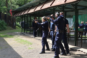 Policjanci strzelający do tarczy