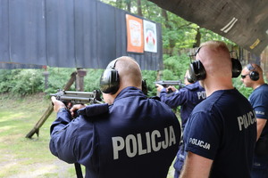 Policjanci strzelający do tarczy