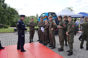 Uczniowie klasy mundurowej z intruktorem