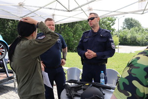 Policjant prezentujące rodzaje broni