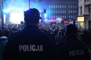 Patrol policjantów wśród uczestników imprezy