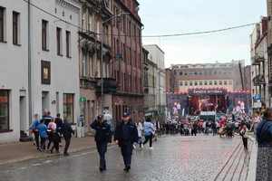 Policjanci dbający o bezpieczeństwo uczestników.