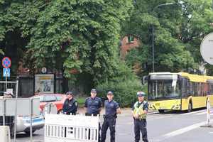 Policjanci wspólnie ze strażnikami miejskimi na skrzyżowaniu ulic