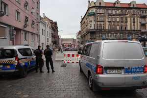 Policjanci ze strażnikami miejskimi dbający o bezpieczeństwo uczestników święta Bytomia