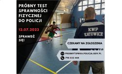 Zdjęcie przedstawia salę gimnastyczną, instruktora oraz ćwiczącego mężczyznę i napis próbny test sprawności fizycznej do Policji 12.07.2023 sprawdź się czekamy na zgłoszenia.