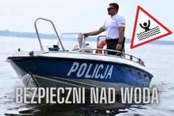 Zdjęcie przedstawia policjanta, który płynie łodzią policyjną i napis: Bezpieczni nad wodą.