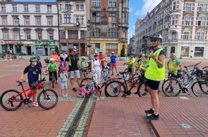 Na zdjęciu widzimy policjantkę, która rozmawia z rowerzystami.