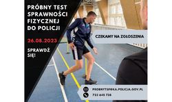 Zdjęcie przedstawia mężczyznę na sali gimnastycznej oraz napis: Próbny test sprawności fizycznej do Policji 26.08.2023 sprawdź się czekamy na zgłoszenia.