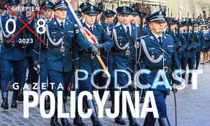 Zdjęcie przedstawia policjantów maszerujących w mundurach galowych i napis podcast gazeta policyjna sierpień 08 2023