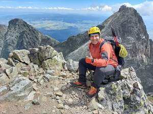 Na zdzjęciu widzimy alpinistę pośród szczytów gór.