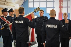 Zdjęcie przedstawia ślubowanie policjantów.