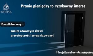 Zdjęcie przedstawia uchylone drzwi i napis Interpol-pranie pieniędzy to ryzykowny interes, pomyśl dwa razy zanim otworzysz drzwi przestępczości zorganizowanej, Twoje konto Twoje przestępstwo.