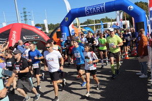 Zdjęcie przedstawia biegnących uczestników Bytomskiego Półmaratonu.