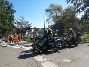 Na zdjęciu widzimy policjantów na motocyklach, którzy zabezpieczają trasę biegu.