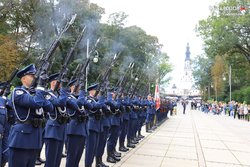 Na zdjęciu widzimy umundurowanych policjantów oddających salwę.