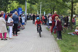 Zdjęcie przedstawia zawodnika wyścigów rowerowych, który jedzie do mety.