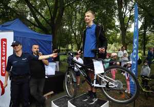 Na zdjęciu widać policjantkę i na podium chłopca z rowerem.