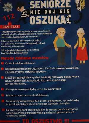 Na zdjęciu widzimy uciekającego  złodzieja, parę seniorów i napis Seniorze nie daj się oszukać, pamiętaj, prawdziwi policjanci nigdy nie proszą o przekazanie pieniędzy bądź zaciągnięcie kredytu. Jeżeli odebrałeś taki telefon bądź pewien, że to oszust. Nigdy w takich lub podobnych sytuacjach nie przekazuj pieniędzy i nie podpisuj żadnych umów, czy dokumentów. Jak najszybciej skontaktuj się z rodziną i opowiedz o tym zdarzeniu. Metody działania oszustów dzwoni telefon, odbierasz. Rozmówca przekonuje, że jest Twoim krewnym, wnuczkiem, zięciem, synową, kuzynką, księdzem… Mówi, że zdarzył się wypadek, trafia się niebywała okazja kupna np. nieruchomości, samochodu, musi spłacić dług, jest szantażowany….Pilnie potrzebuje pieniędzy, prosi Cię o pożyczkę. Telefon dzwoni ponownie. Odbierasz. Teraz inny głos informuje Cię, że jest policjantem, a przed chwilą dzwonili do Ciebie oszuści próbując wyłudzić pieniądze. Fałszywy policjant przekonuje Cię, że możesz pomóc zatrzymać oszustów. Prosi o przygotowanie pieniędzy i przekazanie ich wskazanej osobie. To oszustwo.