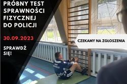 Na zdjęciu widzimy mężczyznę przy drabinkach na sali gimnastycznej i napis Próbny test sprawności fizycznej do Policji 30.09.2023 Sprawdź się czekamy na zgłoszenia.