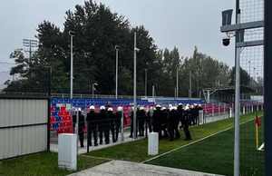 Na zdjęciu widzimy policjantów na stadionie.