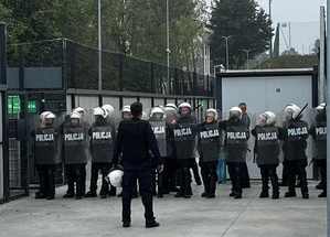 Na zdjęciu widzimy na stadionie policjantów i instruktora.