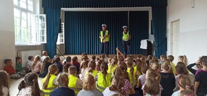 Na zdjęciu widzimy w szkole policjantów i dzieci.