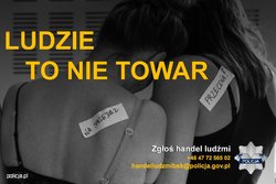 Zdjęcie przedstawia kobiety odwrócone tyłem z naklejonymi metkami na plecach i napis Ludzie to nie towar.