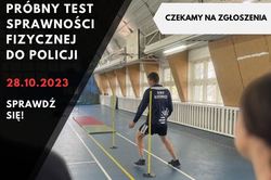 Zdjęcie przedstawia salę gimnastyczną i mężczyznę pokonującego tor przeszkód oraz napis czekamy na zgłoszenia, próbny test sprawności fizycznej do Policji 28.10.23 sprawdź się.