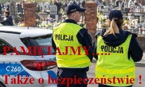 Zdjęcie przedstawia dwoje policjantów, radiowóz oraz widok na cmentarz i napis Pamiętajmy także o bezpieczeństwie.