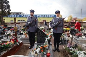 Zdjęcie przedstawia wartę honorową wystawioną przy grobie poległego policjanta starszego sierżanta Marka Sienickiego.