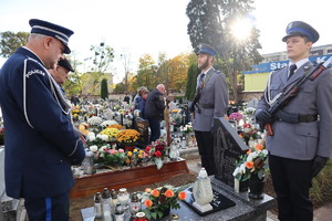 Zdjęcie przedstawia Zastępcę Komendanta Miejskiego Policji w Bytomiu przy grobie starszego sierżanta Marka Sienickiego i wartę honorową.