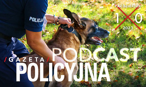 Zdjęcie przedstawia policjanta i psa służbowego oraz napis Podcast Gazeta Policyjna.