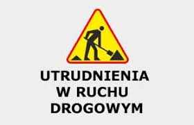 Zdjęcie przedstawia znak uwaga roboty drogowe i napis utrudnienia w ruchu drogowym.