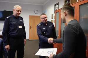 Na zdjęciu widzimy jak Komendant Miejski Policji w Bytomiu gratuluje mężczyźnie, w obecności Zastępcy Komendanta Miejskiego Policji w Bytomiu.